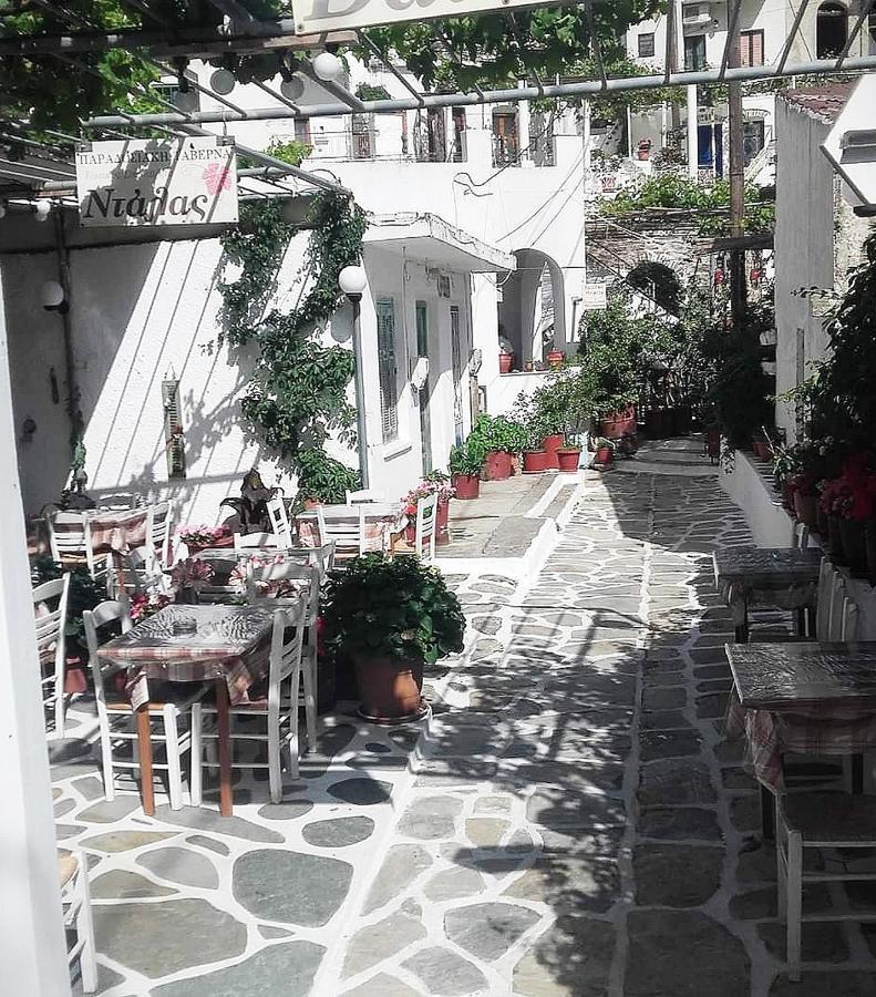 Traditional Family House, Ground Floor With Yard Koronos Екстериор снимка