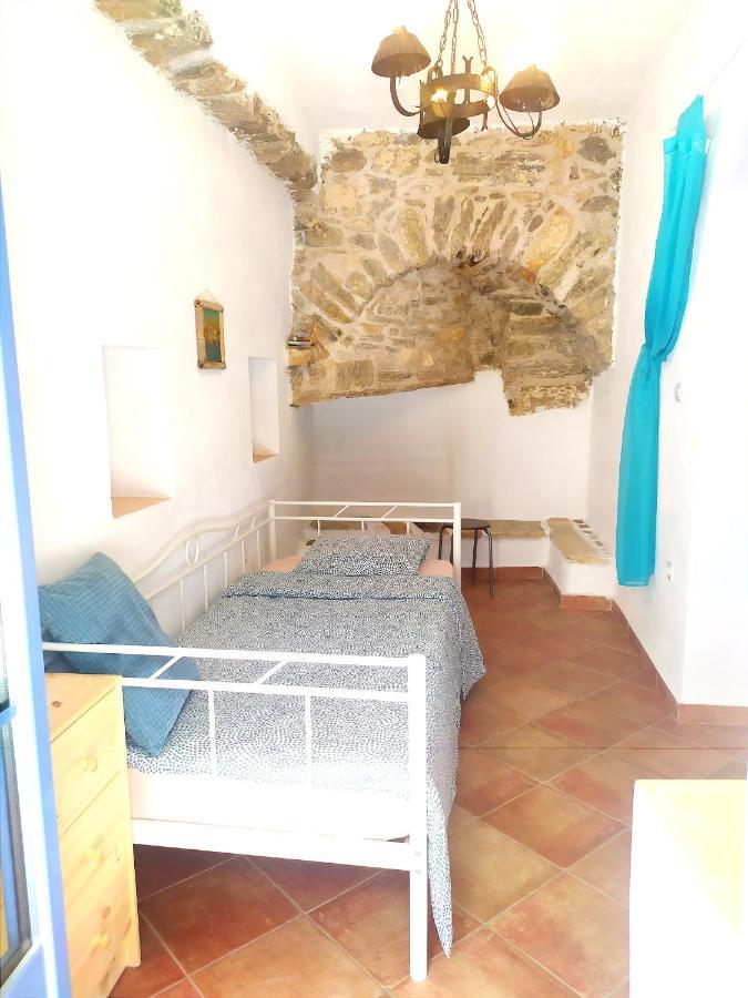 Traditional Family House, Ground Floor With Yard Koronos Екстериор снимка